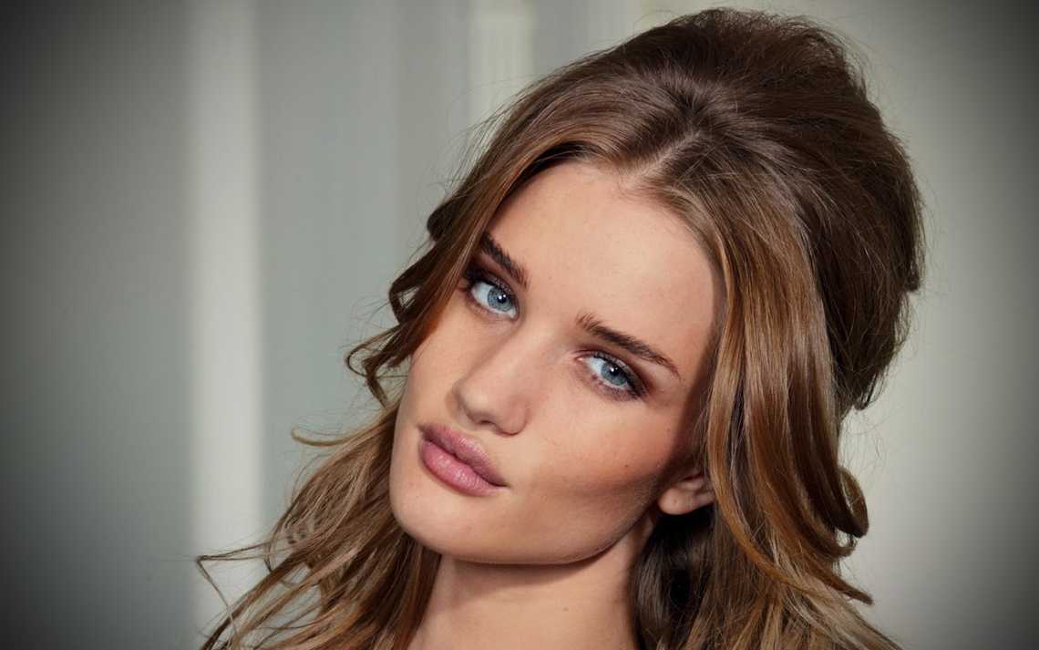 Rosie Huntington-Whiteley captivating eyes top model news
